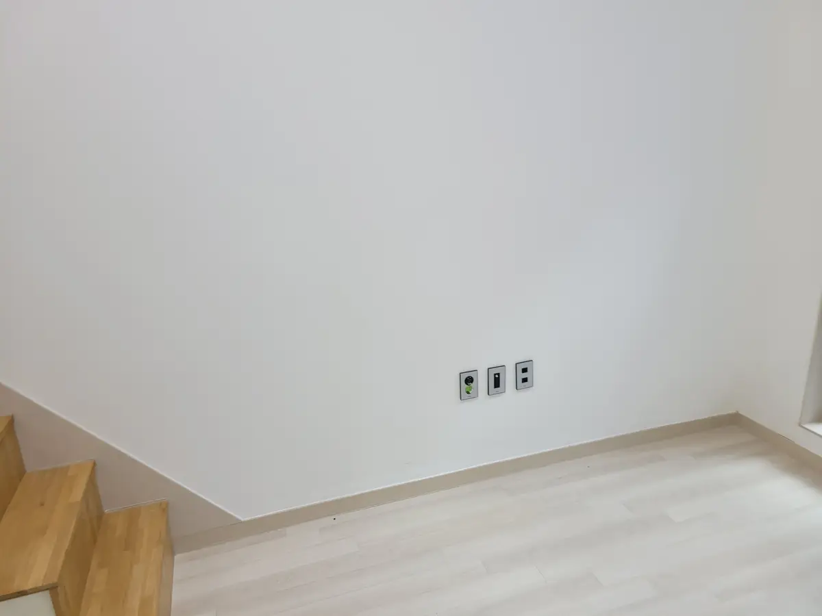 짐이 놓여 있던 복층 계단 앞 작업 후